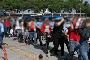 Kız çocuklarını fuhşa zorlayan 8 kişi tutuklandı