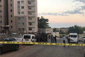 Polisi arayıp tehdit etti, gelen polislere ateş açınca vurularak yakalandı