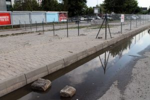 Arazisinden geçen yolu telle kapattı