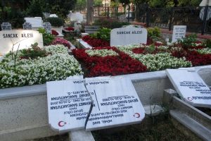 Mezar taşı yaptırmaktan bıktı, savcılığa suç duyurusunda bulundu