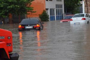 Sağanak caddeleri göle çevirdi