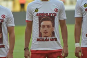 Futbolcular sahaya Özil tişörtüyle çıktı
