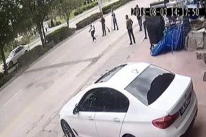 Esnaf, eşini darp eden kişiyi sopalarla kovaladı