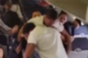 Pilot uçağı havaya uçurmakla tehdit etti