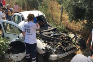 Tren otomobile çarptı, yolcularda dehşeti yaşadı: 1'i ağır 2 yaralı