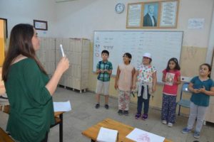 Suriyeli çocuklara şarkılı, oyunlu Türkçe dersi