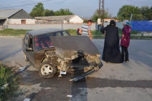 Bursa'da otomobille çarpışan hafif ticari araç tarlaya uçtu: 9 yaralı