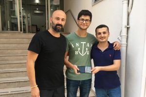 Buldukları içi para dolu cüzdanı sahibine teslim ettiler