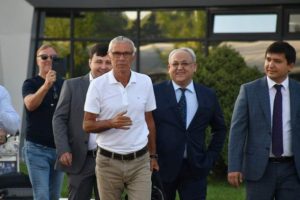 Özbekistan Futbol Federasyonu, Cuper'i basına tanıttı