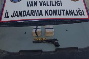 Van'da 2 kilo eroin ve 1 ruhsatsız tabanca ele geçirildi