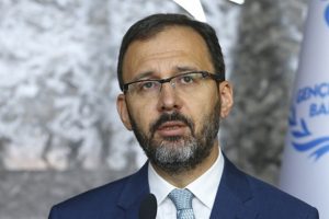 Bakan Kasapoğlu'ndan genç milli güreşçilere tebrik