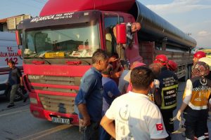 Sıkışan tır sürücüsü böyle kurtarıldı