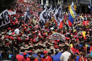 Venezuela'da Maduro destekçileri sokaklara döküldü