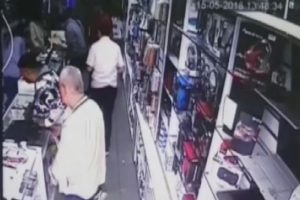 Tezgahtaki telefonu böyle çaldı!