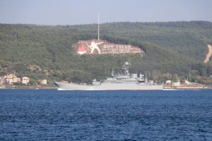 Rus savaş gemisi 'Azov' Çanakkale Boğazı'ndan geçti