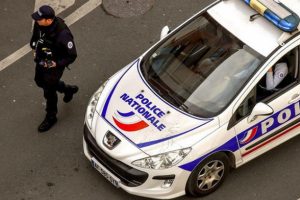 Fransa'da bir polis bar sahibine ayaklarını öptürdü