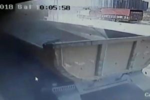 Hafriyat kamyonu iş yerine daldı!