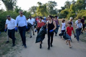 Aydilge, Bursa'daki longoz ormanlarında çöp topladı