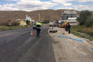 Kamyonun çarptığı motosiklet sürücüsü can verdi