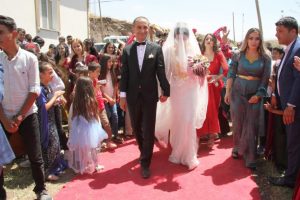 Hakkarili avukat çifte renkli kır düğünü