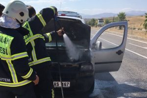 Seyir halindeki hafif ticari araçta yangın çıktı!