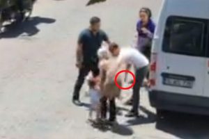 Sokak ortasında panik! Çocuğunun gözü önünde bıçak çekti