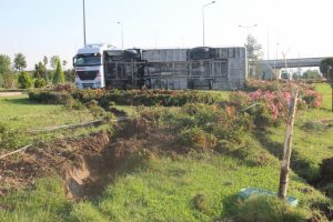 Konya'da servis midibüsü devrildi: 4 yaralı