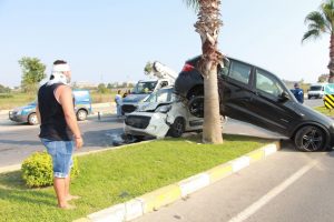 Cip ticari aracın üzerine çıktı: 3 yaralı
