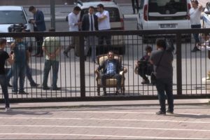 Evinden getirdiği koltukla CHP Genel Merkezi önünde koltuklu eylem yaptı