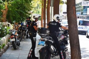 Rahip Brunson'un İzmir'deki evinin önünde yoğun önlem