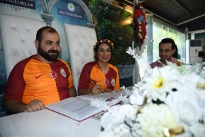 Nikah masasına formalarıyla oturdular