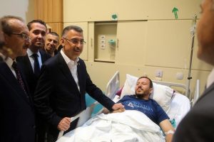 Cumhurbaşkanı Yardımcısı Oktay selde yaralanan vatandaşları ziyaret etti
