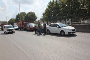 Tıra yol vermek için duran 5 araç birbirine girdi