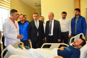 Bakan Turhan yaralılar ziyaret etti