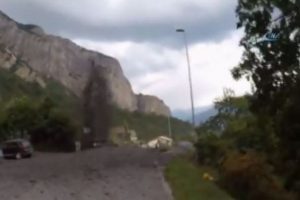 Köy, çamur yığınlarının altında kaldı