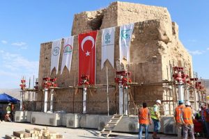 Tarihi Artuklu Hamamı yeni yerine indirildi