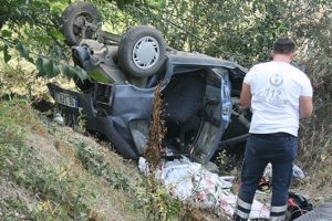 Otomobil şarampole devrildi: 2 ölü, 3 yaralı