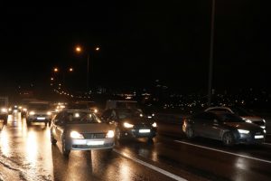 Hafriyat kamyonunun tekeri patladı, yoğun trafik yaşandı