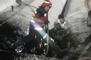 Korkunç olay! Sıcak asfaltın içine düştü