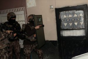 Polisi görünce pencereden aşağı attı!