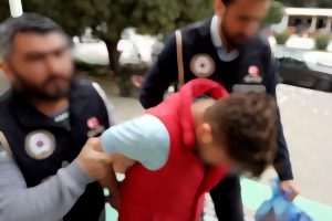 Zorla senet imzalatan zanlılar yakalandı