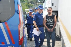 Kiralık araçla kaza yaptı, yakalandı