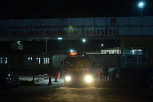 Kandıra Cezaevi'nde mahkum gardiyanı rehin aldı