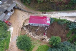 Rize'de 1 ev çöktü, 20 ev tahliye edildi