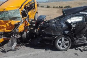 Otomobil ile ticari taksi çarpıştı: 3 ölü
