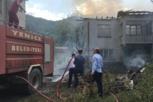 İki katlı ev yangında küle döndü