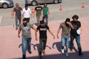 Barlar sokağına uyuşturucu baskını