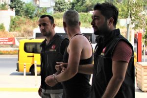 Uyuşturucu maddeyi yere attılar, polisten kaçamadılar