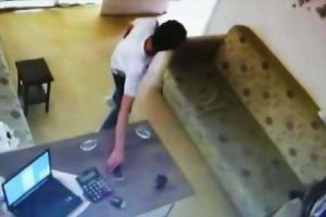 Avans alamayınca patronun telefonunu çaldı