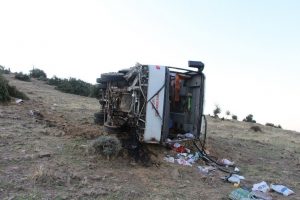 İşçi servisi şarampole yuvarlandı: 2'si ağır 26 yaralı